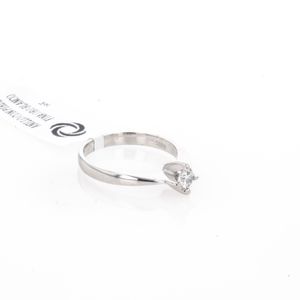 ANILLO CON PIEDRA FINA ORO BLANCO 18K